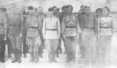 Снимок сделан в 1945 году, когда Анну Андреевну награждают медалью за боевые заслуги